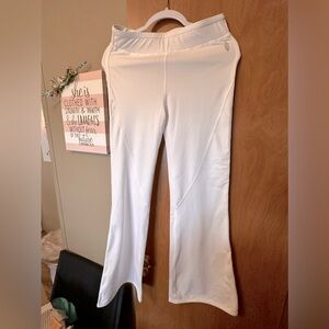 16.FP MOVEMENT FREE PEOPLE PIPE DREAM MID RISE FLARE LEGGING WHITE NWOT-(MEDIUM)